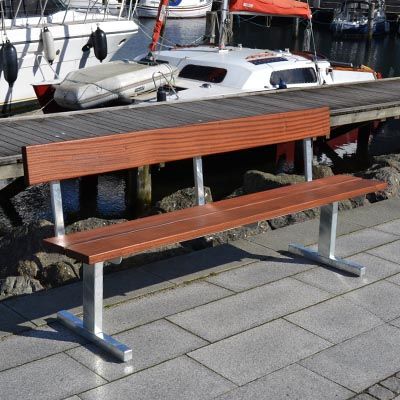 Bank auf Gestell aus feuerverzinktem Stahl und Holz