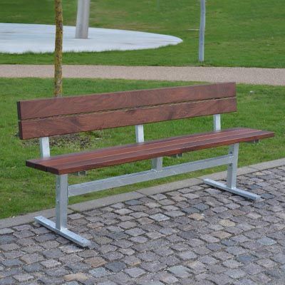 Parkbank mit Rückenlehne, auf Fuß und aus Holzplanken