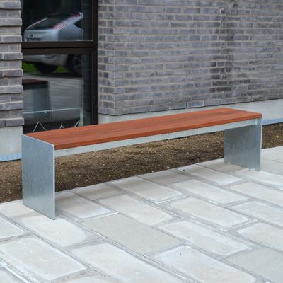 Bank für den Außenbereich aus feuerverzinktem Stahl und Holz