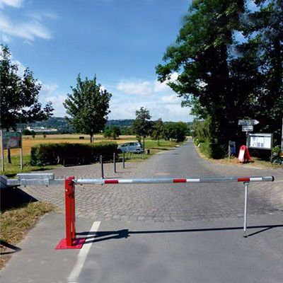 Manuelle Handschranke (Wegesperre) aus feuerverzinktem Stahl und mit Gegengewicht