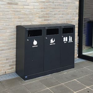 Mülltrennungssystem für den Außenbereich mit Behältern zur Sortierung