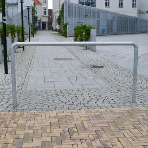 Stationäre Wegesperre (Absperrbügel) aus feuerverzinkten Stahl zum Einbetonieren