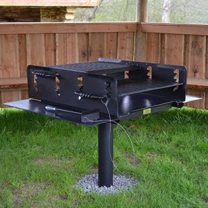 Großer Grill (Holzkohlegrill) mit 2 Grills