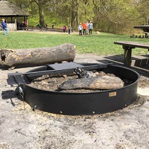 Große Feuerstelle (Feuerring) mit Rost